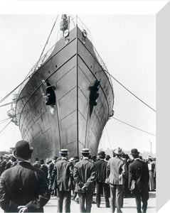 'Lusitania' arriving in New York on her maiden voyage, c 1906.