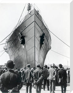 'Lusitania' arriving in New York on her maiden voyage, c 1906.