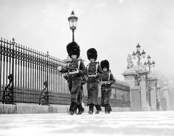 Coldstream Guards outside Buckingham Palace, 19  December 1938. Photograph by Reuben Saidman.