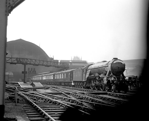 LNER A3 'Blink Bonny' No.51 on the 'Queen of Scots'