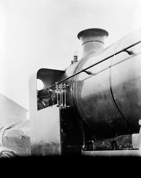 Caledonian Railway 4-4-0 locomotive no. 147./n